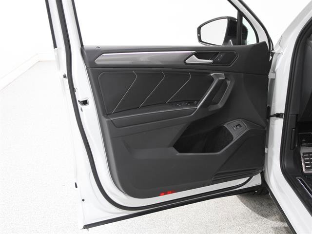 Used 2024 Volkswagen Tiguan SE R-Line image 4
