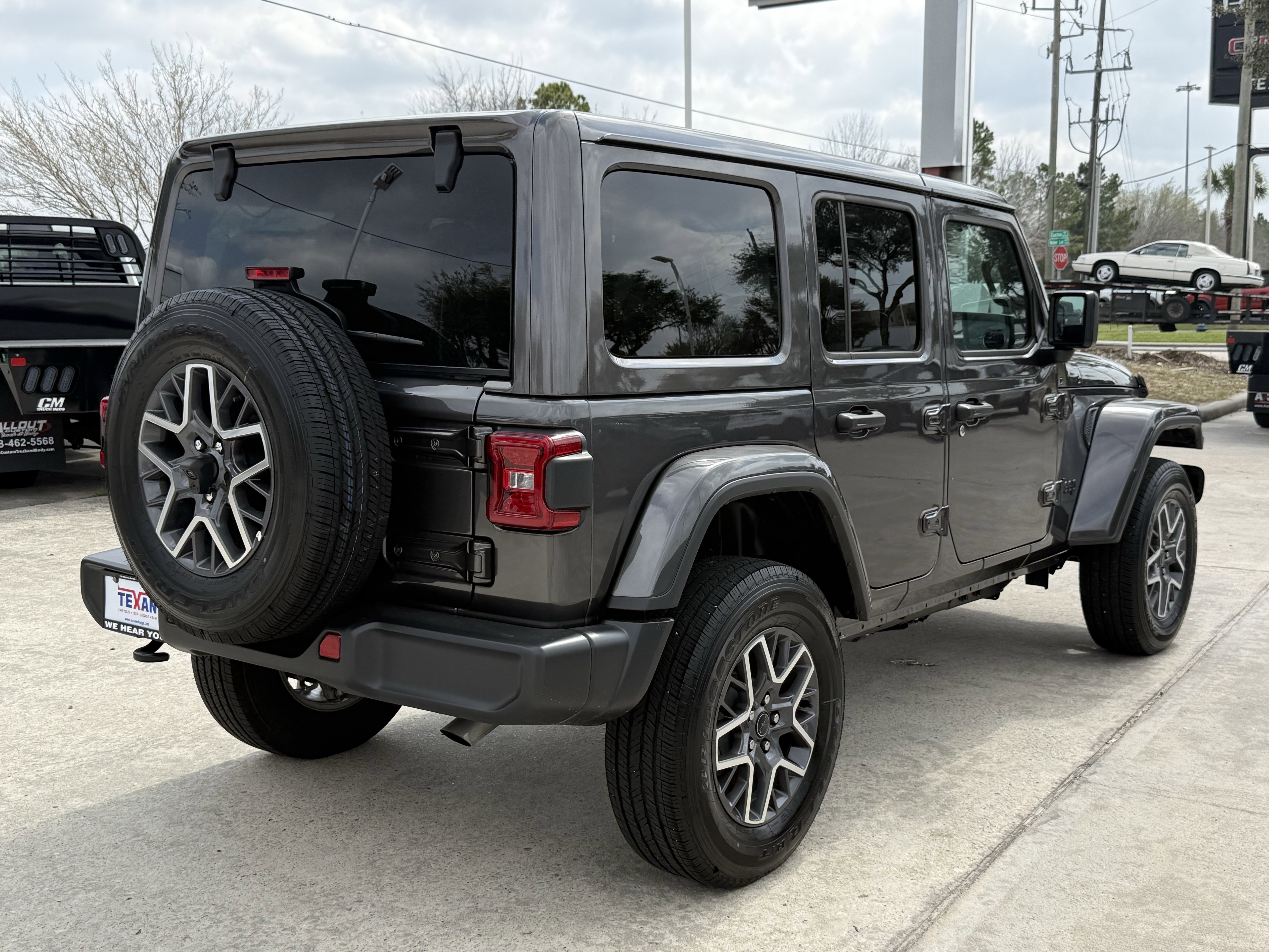 Used 2025 Jeep Wrangler Sahara image 5