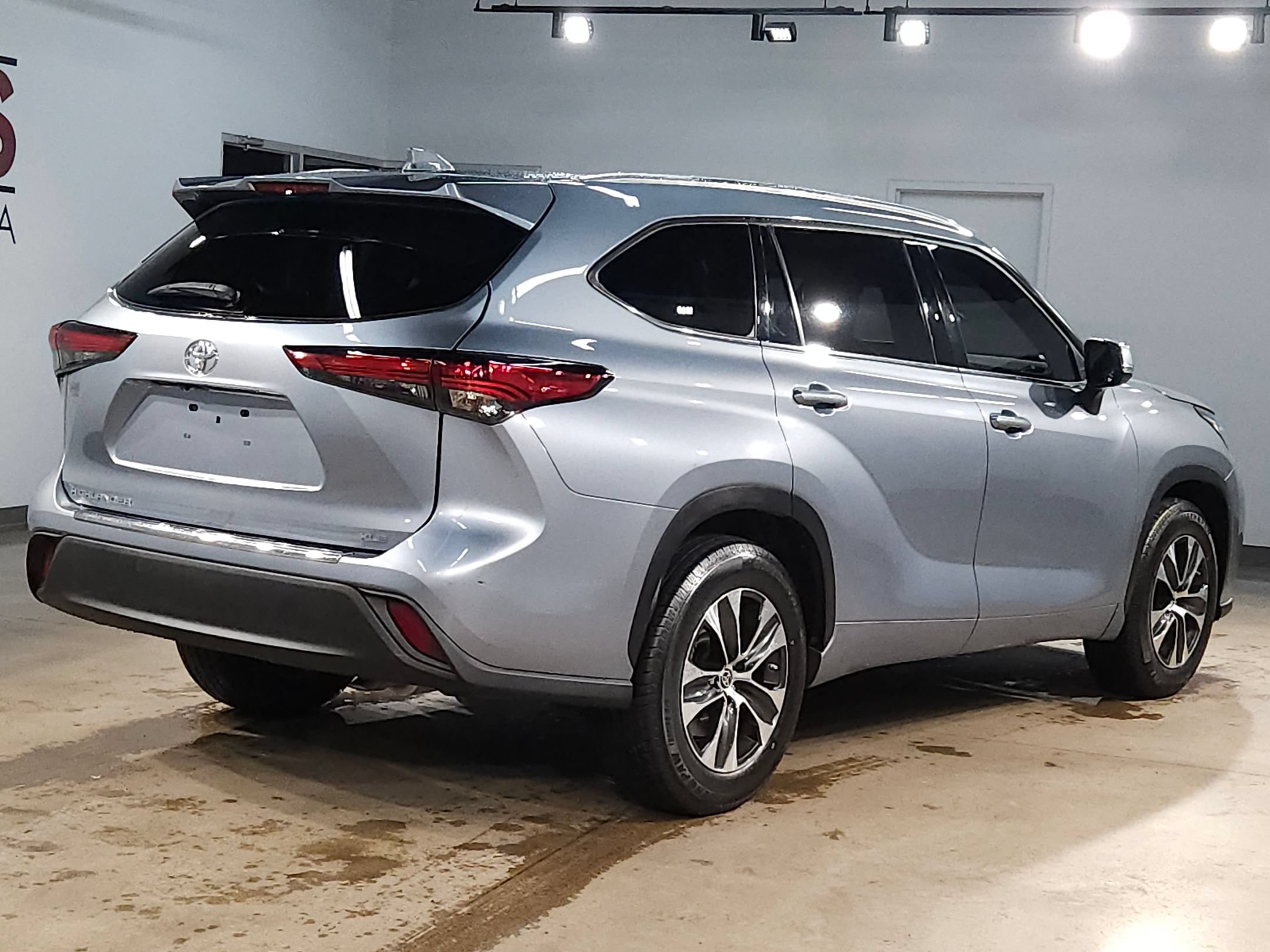 Used 2021 Toyota Highlander XLE FWD image 7