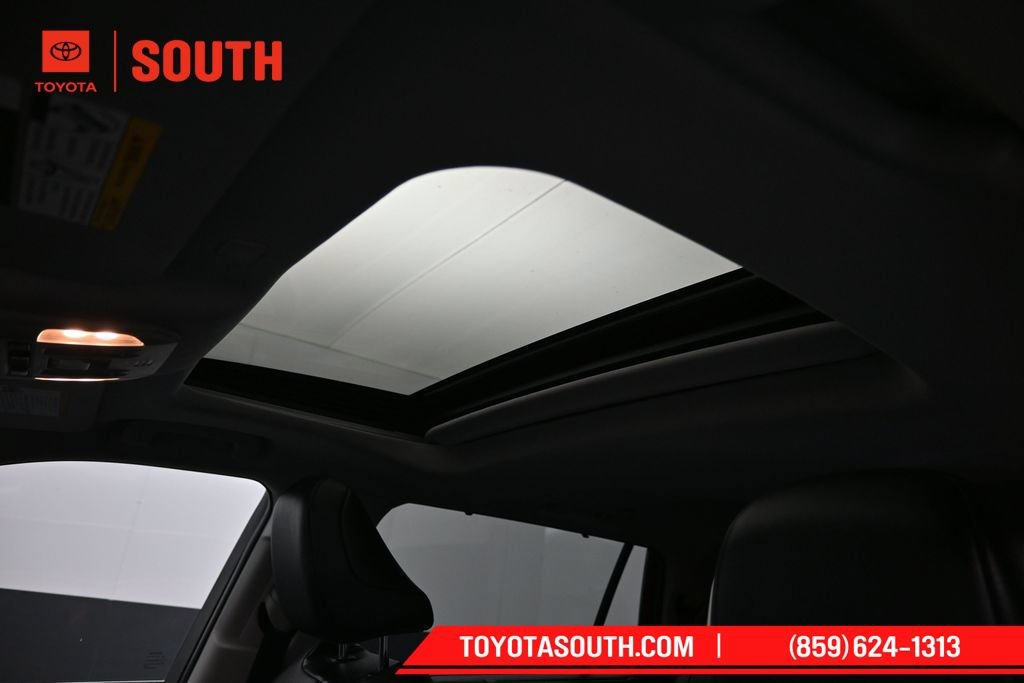 Used 2021 Toyota Highlander XLE AWD/4WD image 21