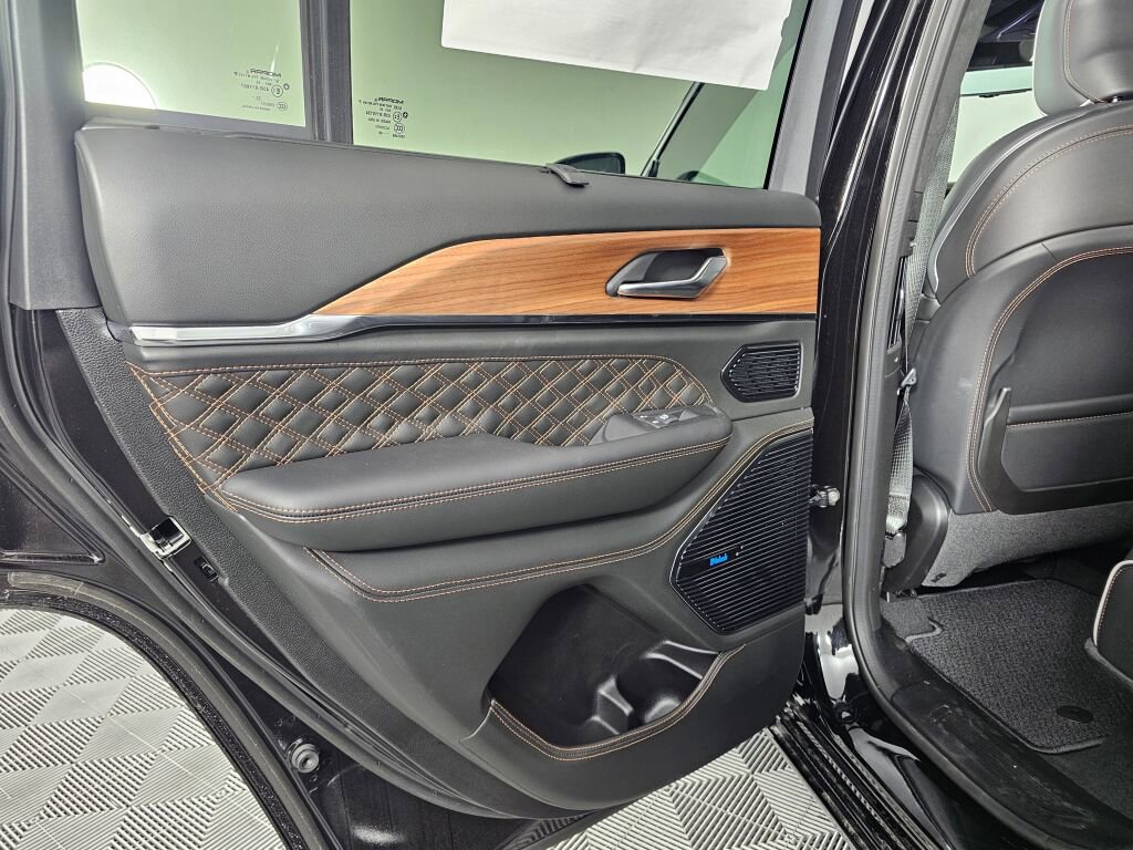 New 2026 Jeep Grand Cherokee Summit w/ Obsidian Package AWD/4WD image 32