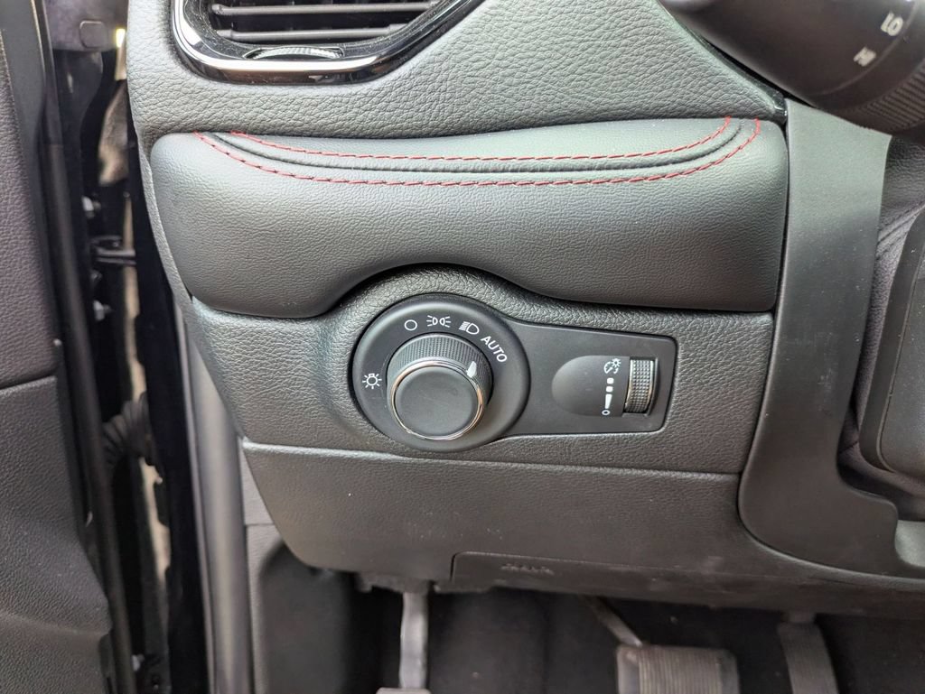 Used 2025 Dodge Durango GT RWD image 17