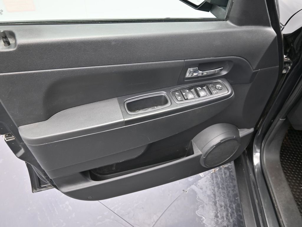 Used 2011 Jeep Liberty Sport image 9