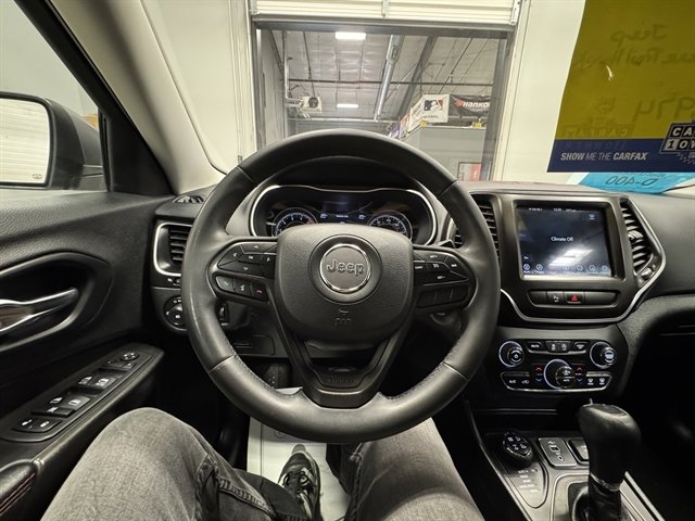 Used 2020 Jeep Cherokee Trailhawk image 17