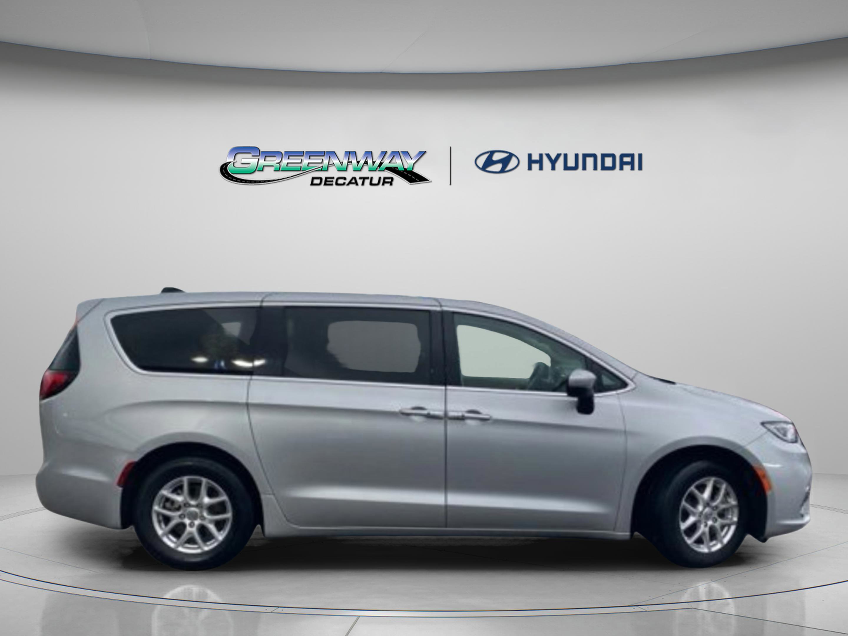 Used 2023 Chrysler Pacifica Touring-L image 9