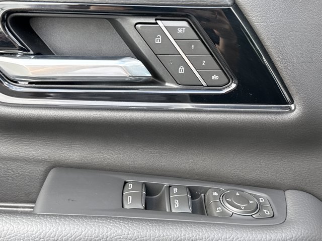 Used 2025 GMC Yukon Denali w/ Sun & Power Step Package image 21