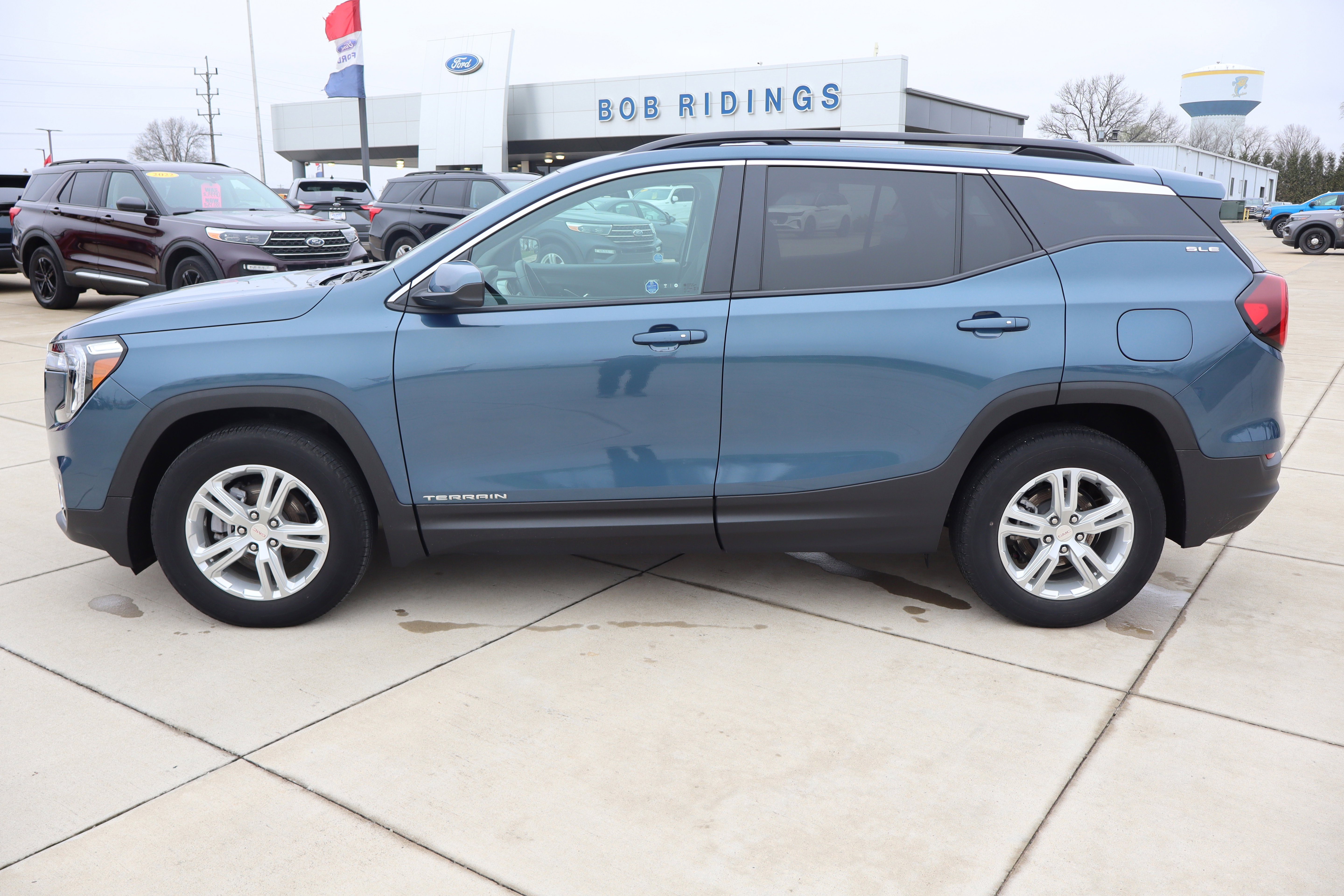 Used 2024 GMC Terrain SLE w/ Driver Convenience Package image 8