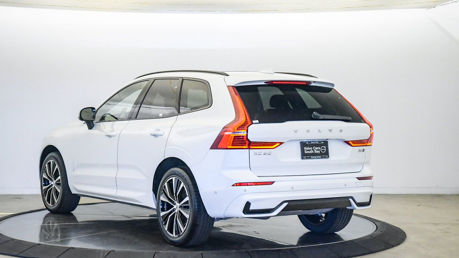 Certified 2025 Volvo XC60 B5 Plus AWD/4WD image 2