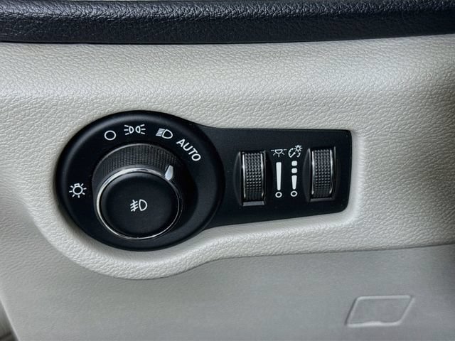 Used 2017 Chrysler Pacifica Limited FWD image 10