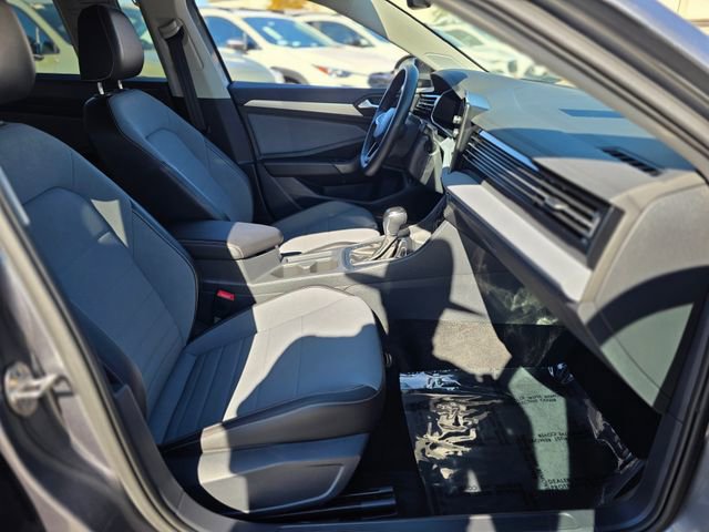 Used 2025 Volkswagen Jetta SE image 10