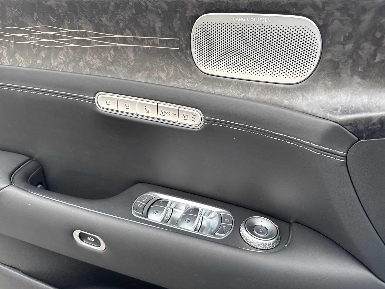 Used 2025 Genesis G90 3.5T image 31