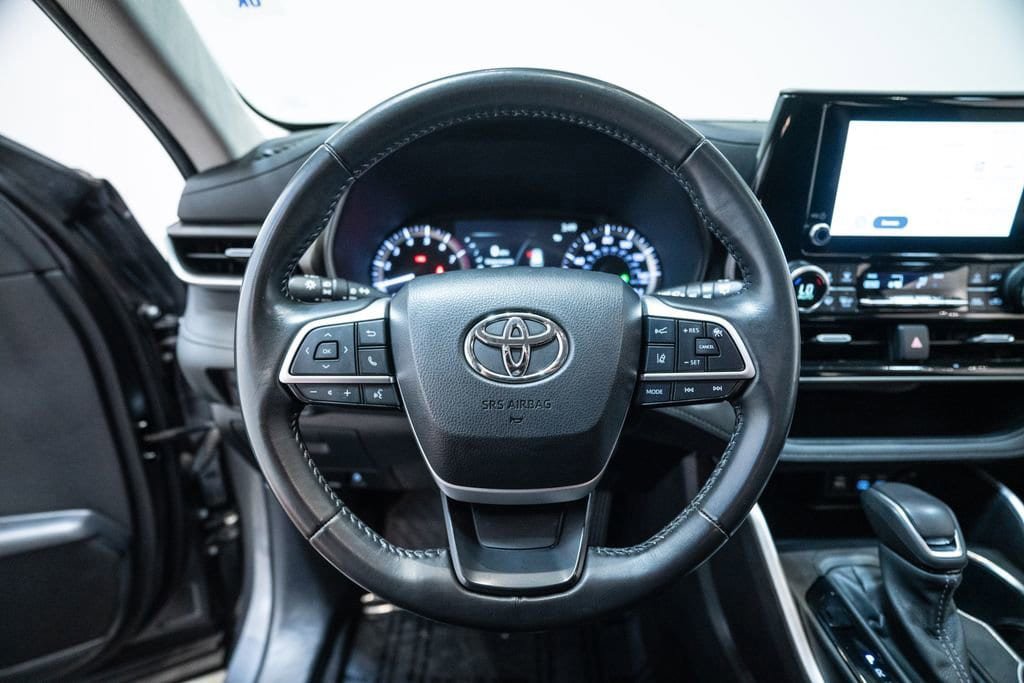 Used 2024 Toyota Highlander LE AWD/4WD image 17