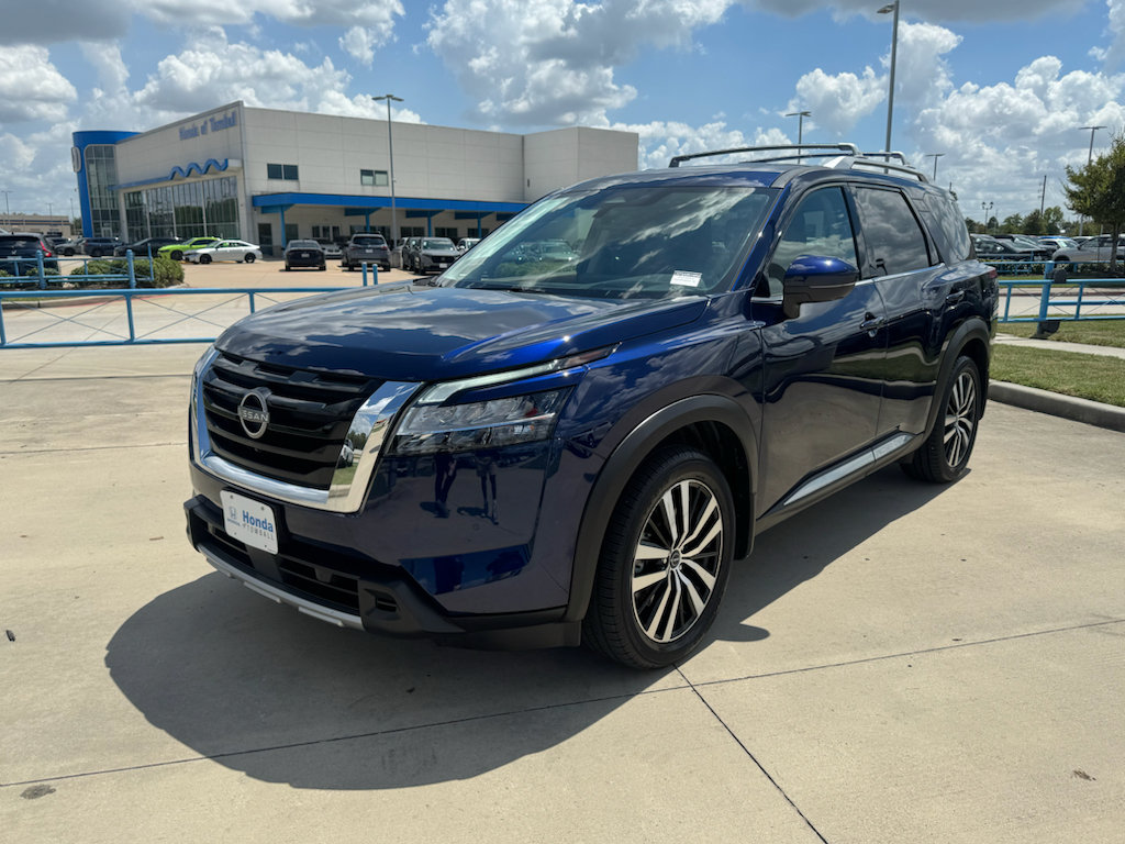 Used 2024 Nissan Pathfinder Platinum w/ Cargo Package FWD image 4