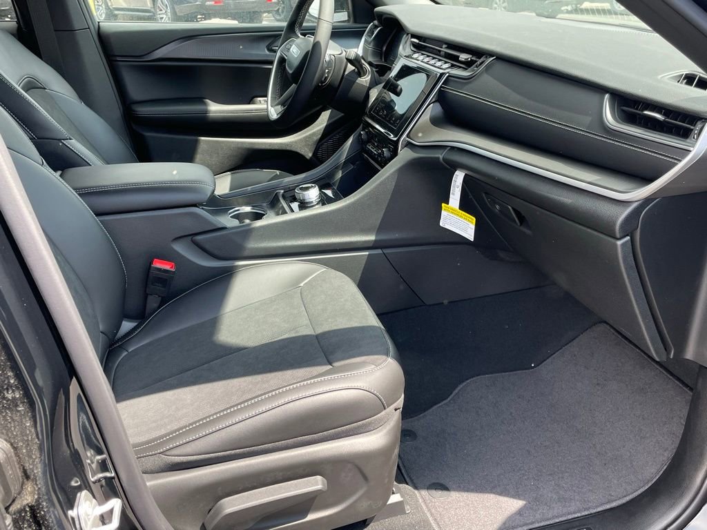 New 2025 Jeep Grand Cherokee Altitude image 26