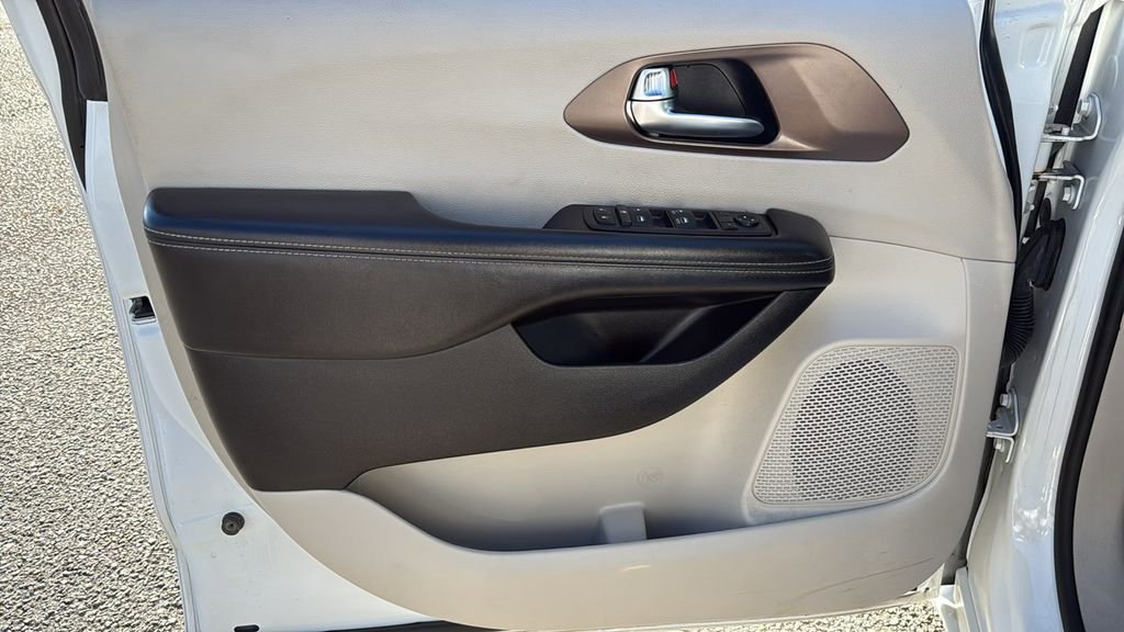 Used 2022 Chrysler Voyager LX image 17