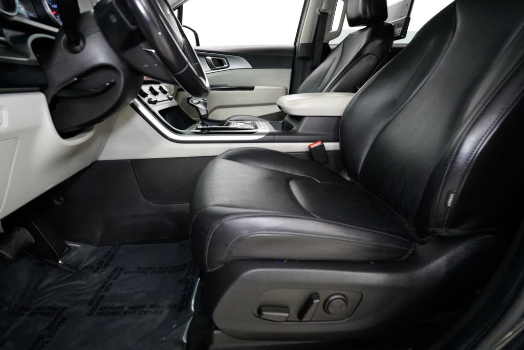 Certified 2022 Kia Carnival LX image 9