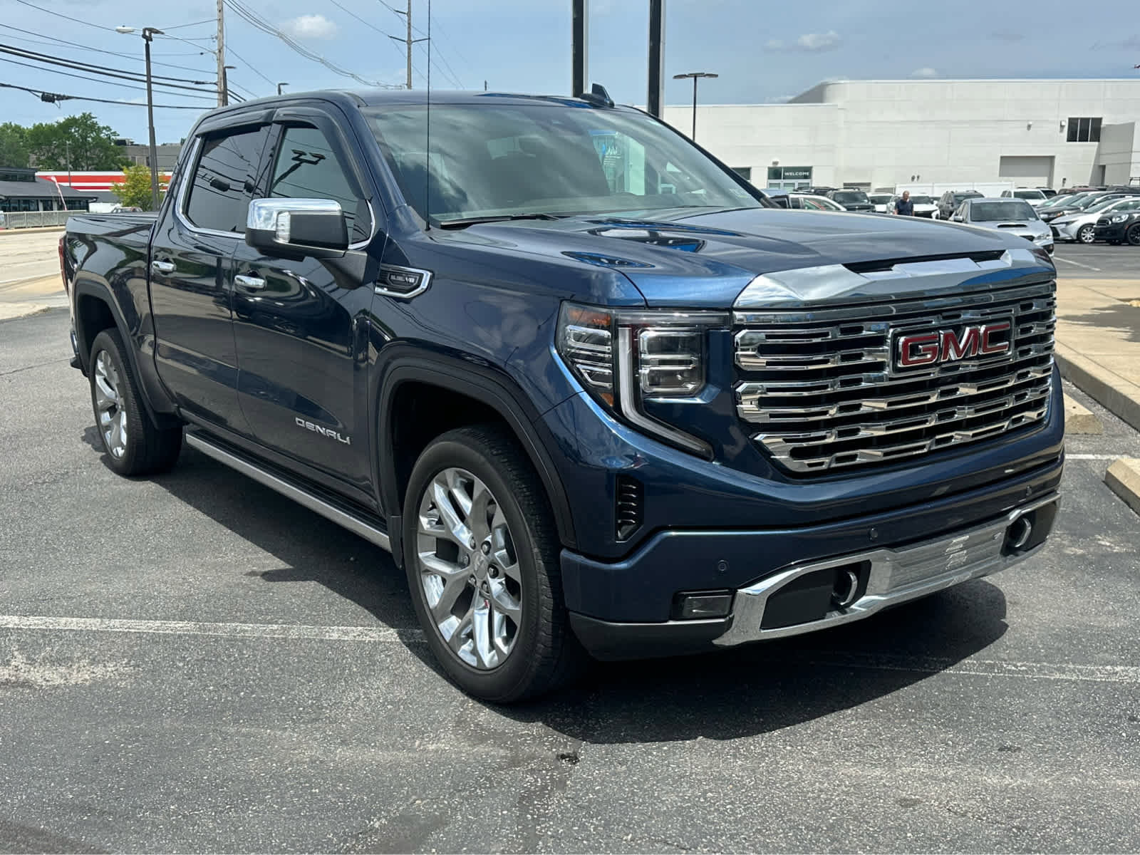 Used 2023 GMC Sierra 1500 Denali w/ Technology Package AWD/4WD image 3