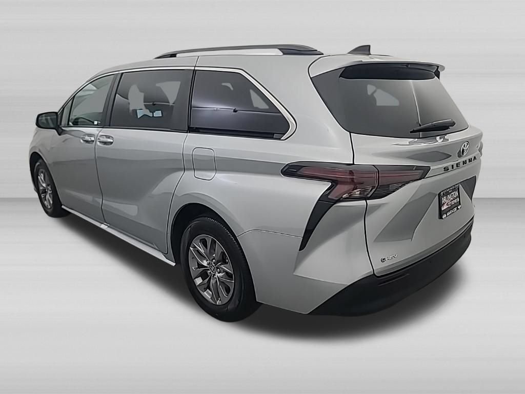 Used 2025 Toyota Sienna XLE FWD image 7