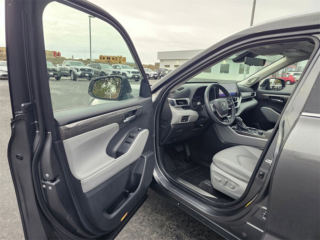 Used 2023 Toyota Highlander Platinum image 17