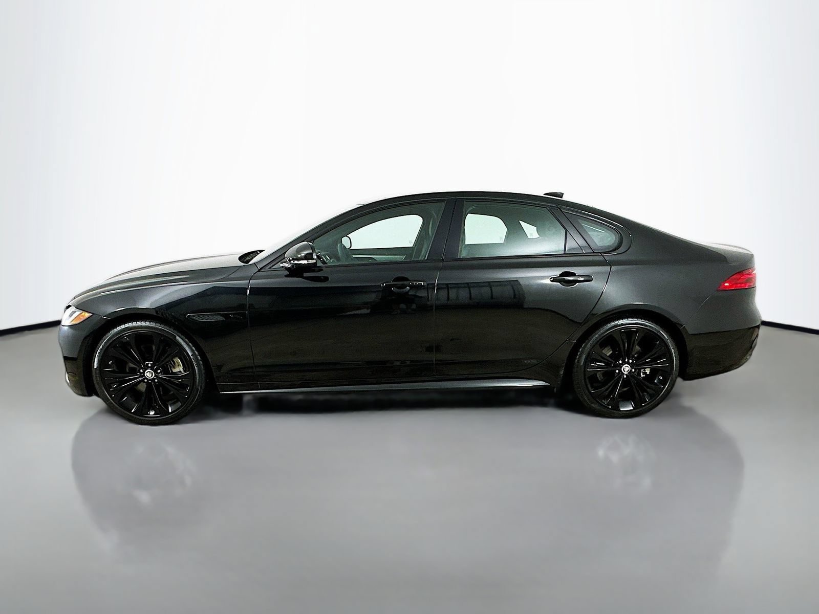 Used 2024 Jaguar XF R-Dynamic SE AWD/4WD image 8