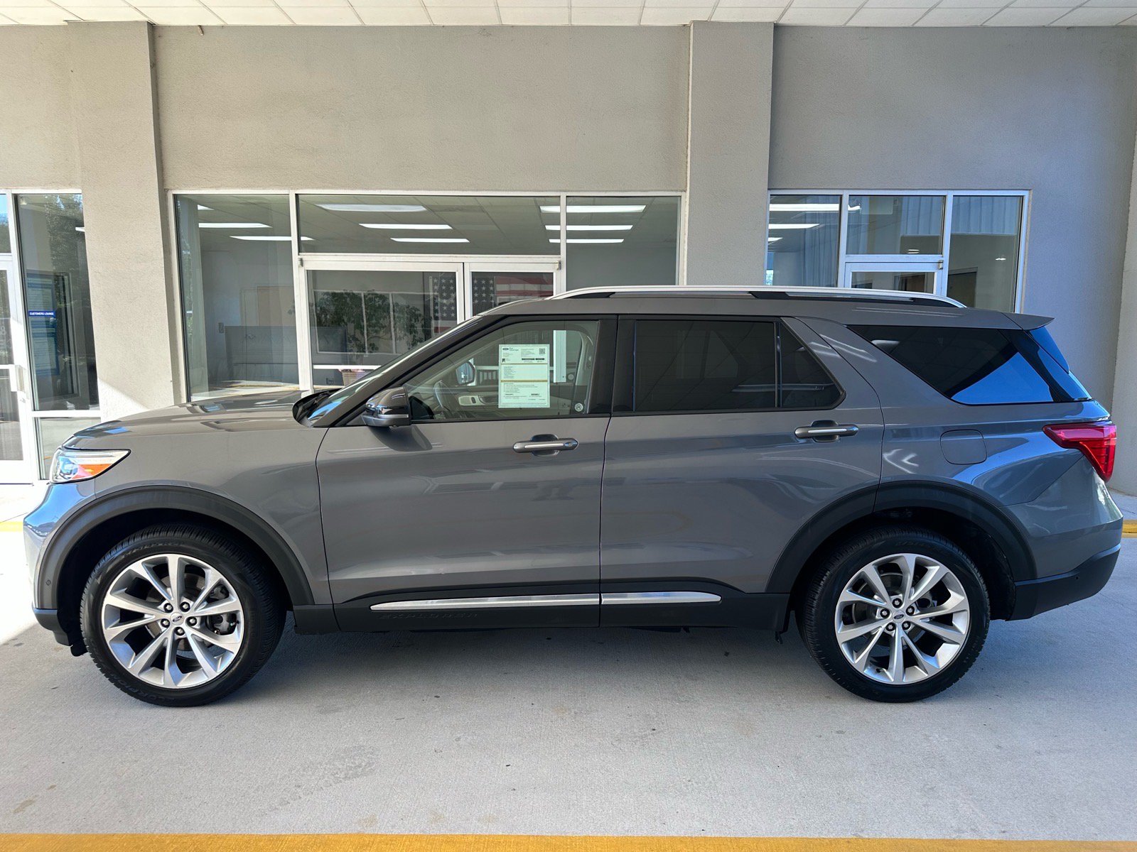 Used 2021 Ford Explorer Platinum w/ Equipment Group 601A AWD/4WD image 4