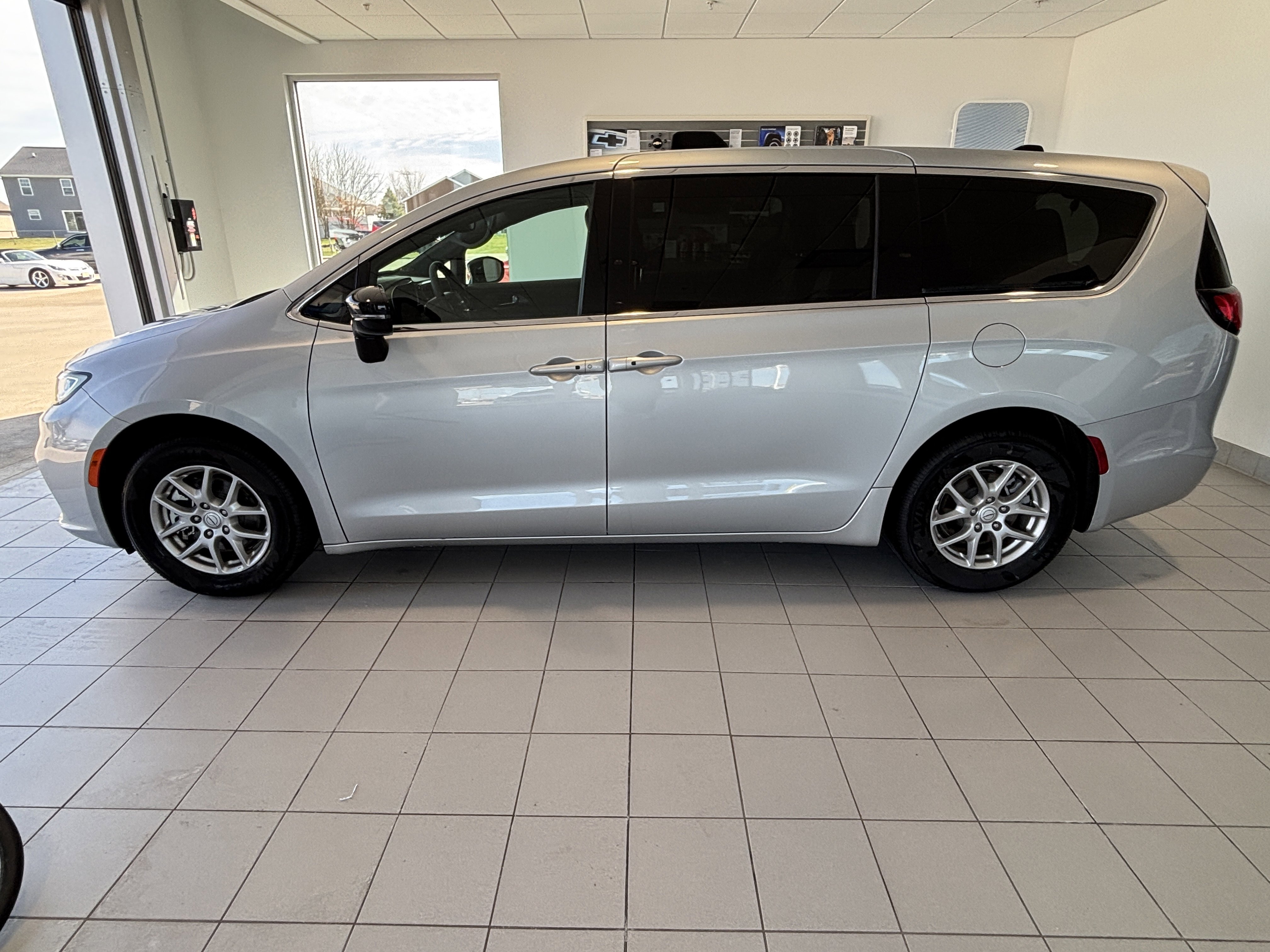 Used 2026 Chrysler Pacifica Select image 2