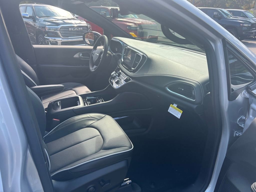 New 2026 Chrysler Pacifica Limited image 20