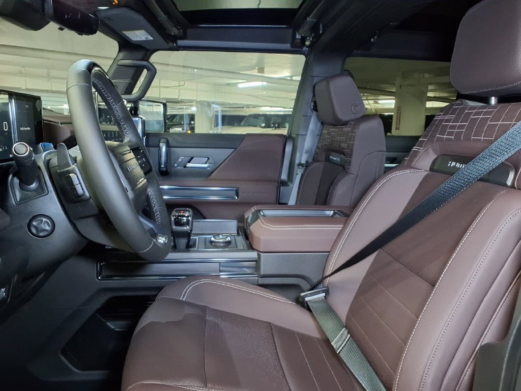 New 2026 GMC Hummer EV SUV w/ LPO, Dark Essentials Package AWD/4WD image 16