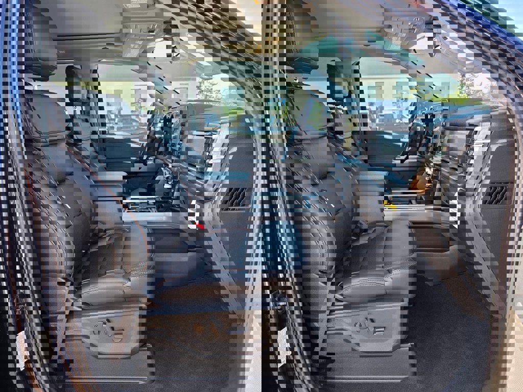 New 2025 Ford F350 Lariat w/ Lariat Ultimate Package image 27