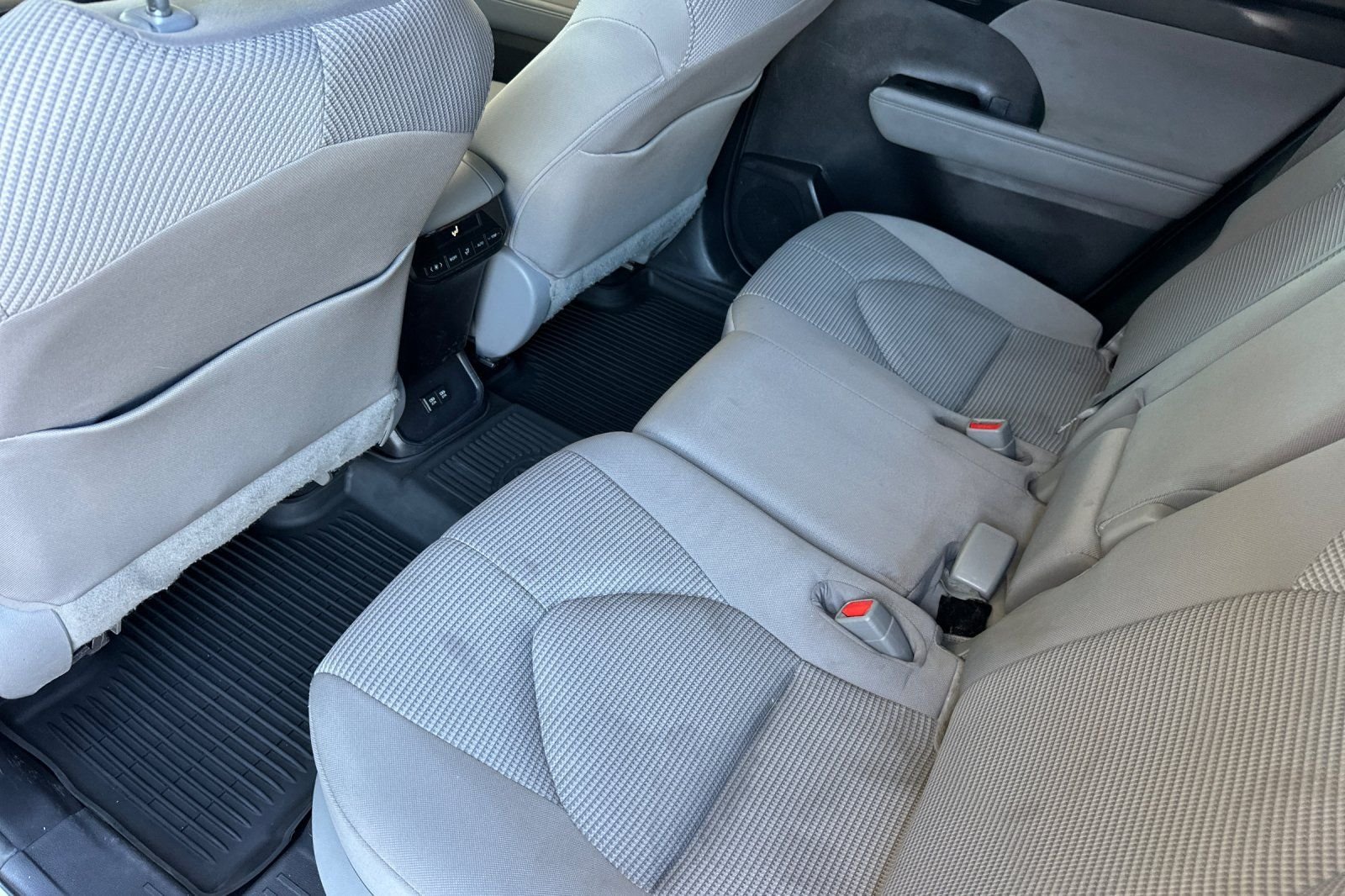 Used 2021 Toyota Highlander L AWD/4WD image 13