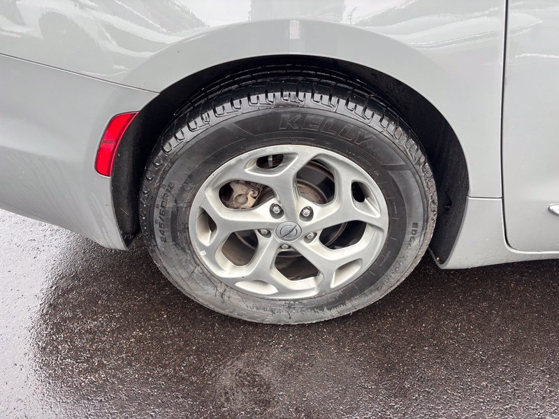 Used 2022 Chrysler Pacifica Limited FWD image 13