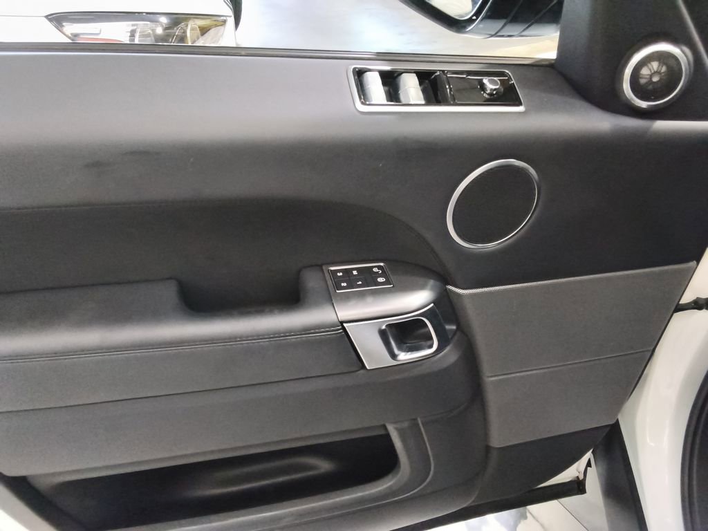 Used 2019 Land Rover Range Rover Sport SE image 10