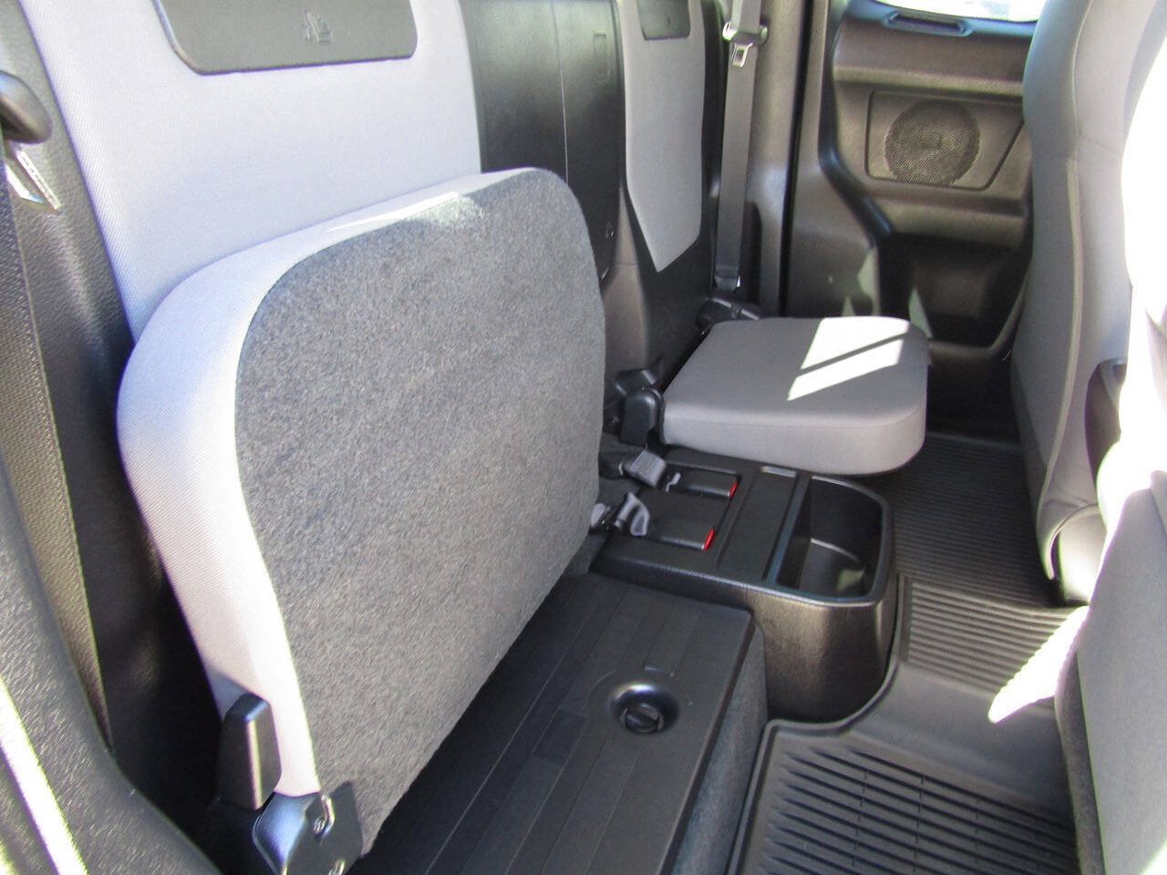 Used 2018 Toyota Tacoma SR5 AWD/4WD image 16