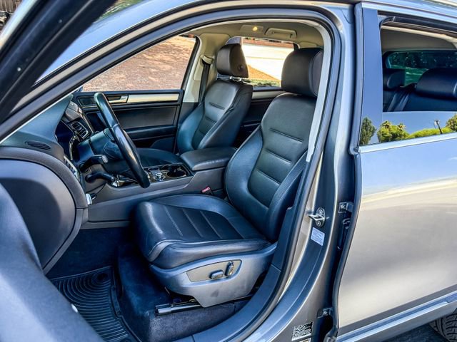 Used 2013 Volkswagen Touareg Sport image 8