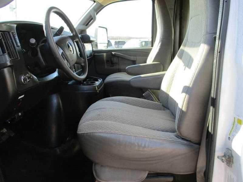 Used 2017 Chevrolet Express 4500 Extended RWD image 15
