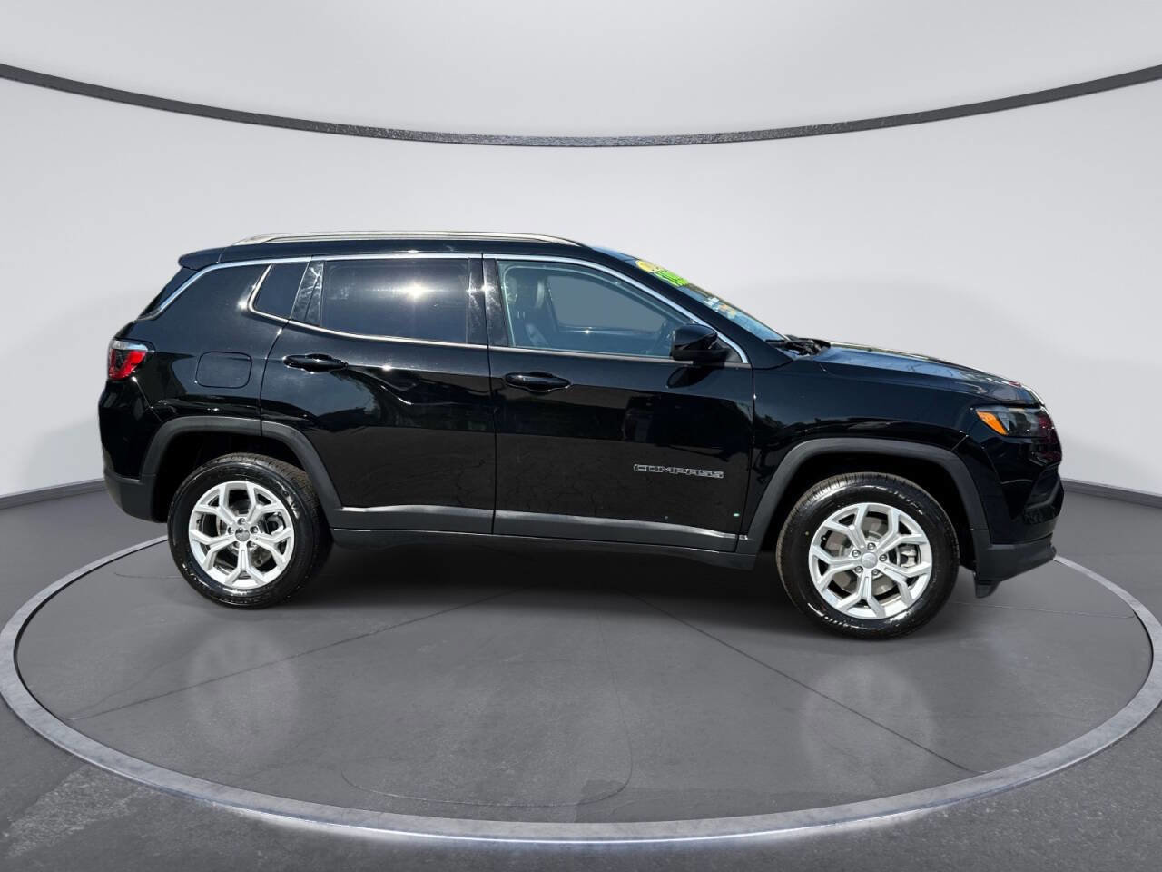 Used 2024 Jeep Compass Latitude AWD/4WD image 4