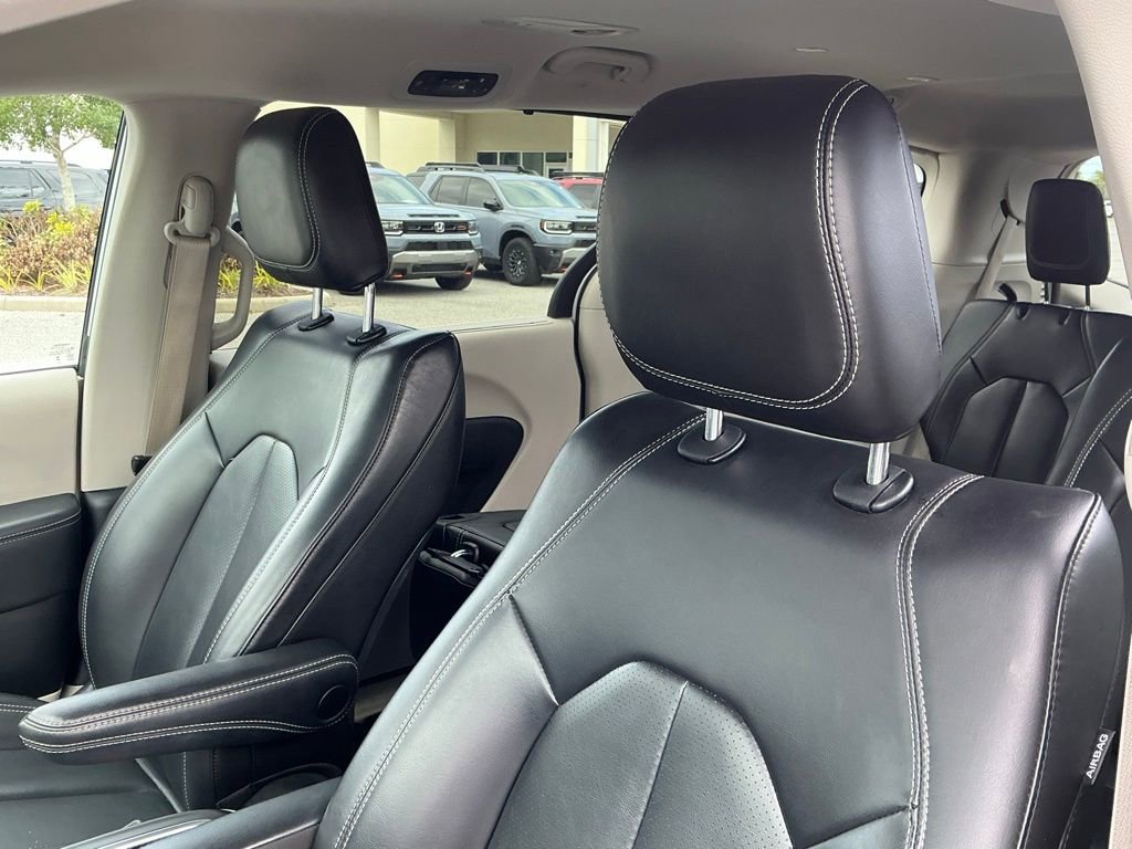 Used 2023 Chrysler Pacifica Touring-L image 25