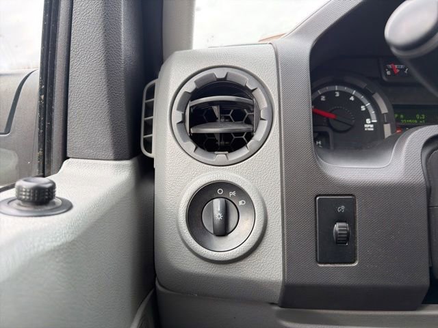 Used 2013 Ford E-350 and Econoline 350 XLT image 38