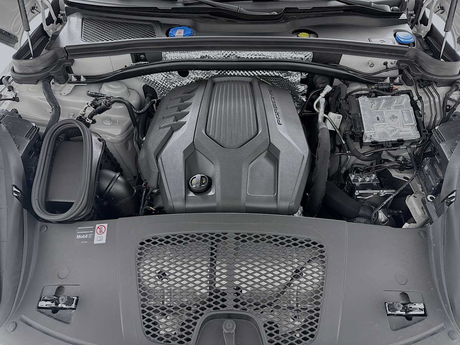 Certified 2025 Porsche Macan AWD/4WD image 31