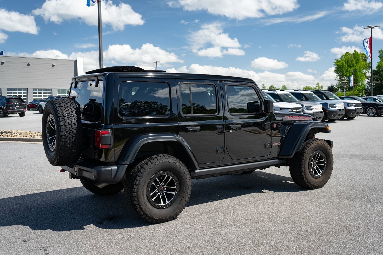 Used 2024 Jeep Wrangler Unlimited Rubicon AWD/4WD image 10