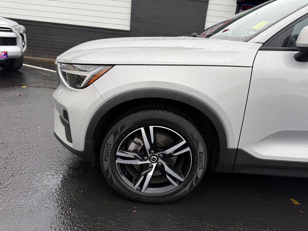 Used 2023 Volvo XC40 B5 Core image 13