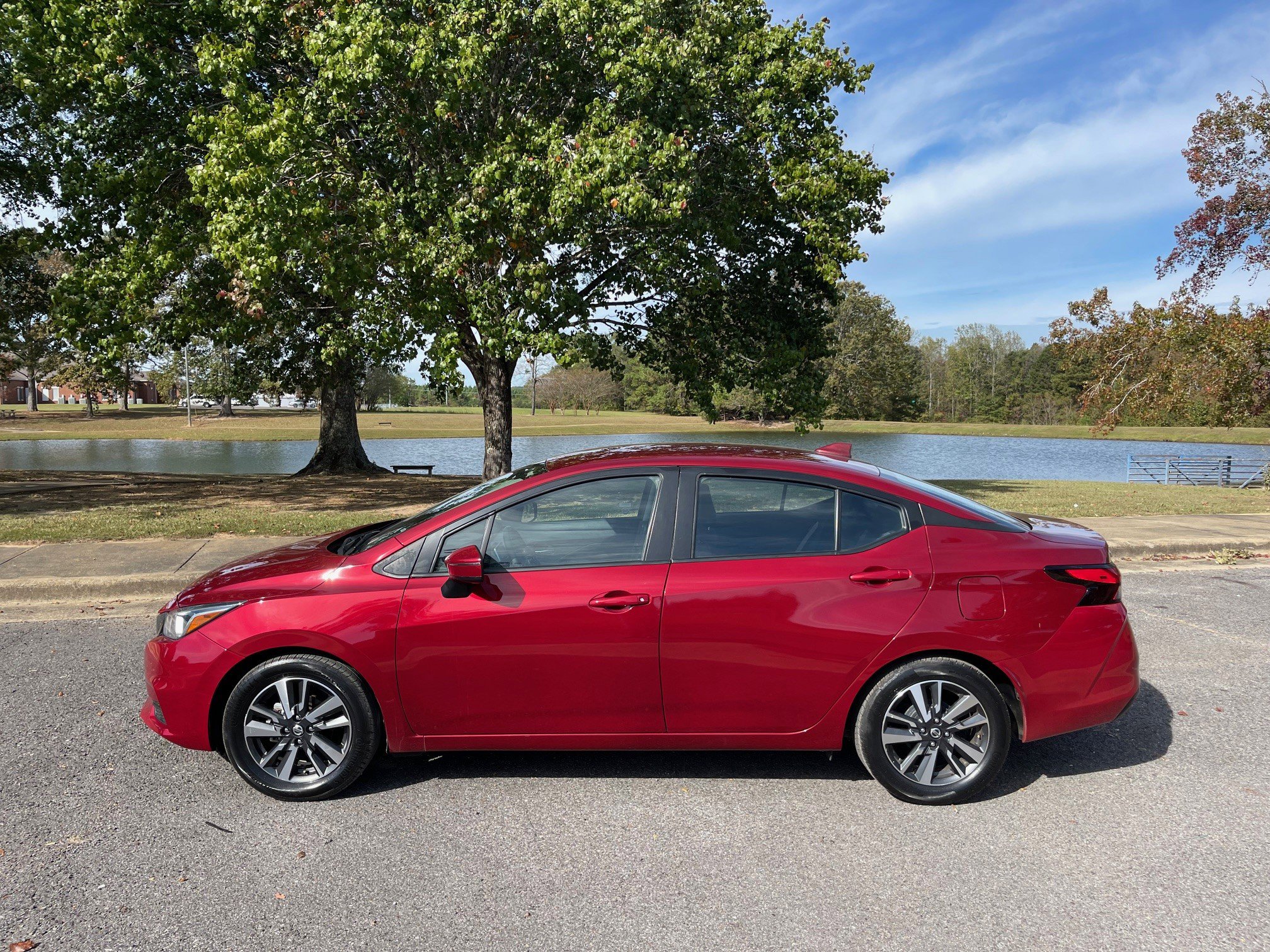 Used 2022 Nissan Versa SV image 2