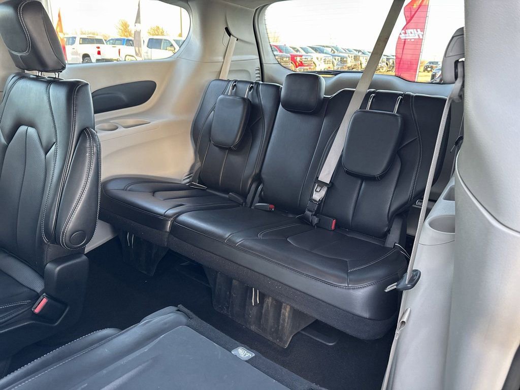 Used 2023 Chrysler Pacifica Touring-L FWD image 22