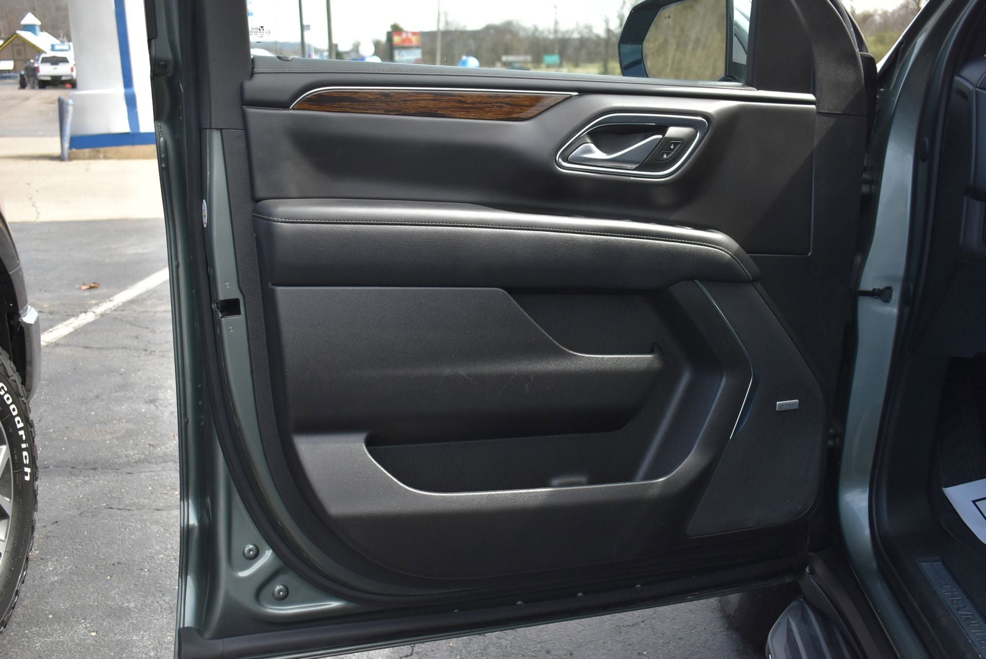 Used 2023 Chevrolet Tahoe Premier image 9
