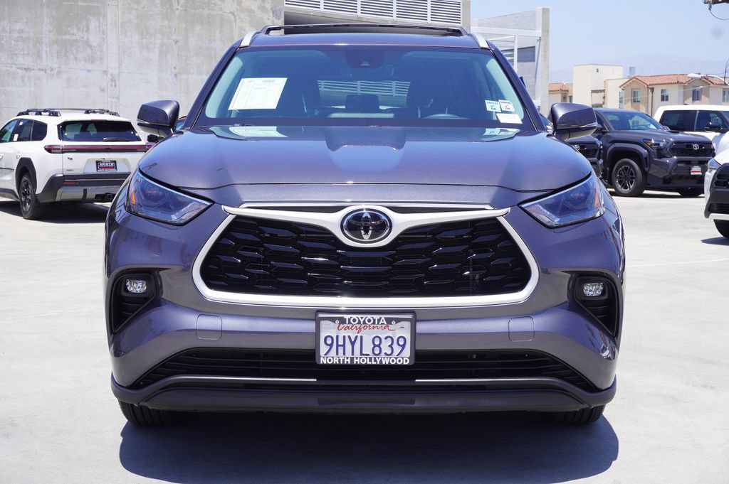 Used 2023 Toyota Highlander XLE FWD image 3