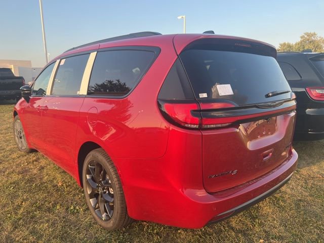 New 2026 Chrysler Pacifica Limited w/ Uconnect Theater Family Group image 5