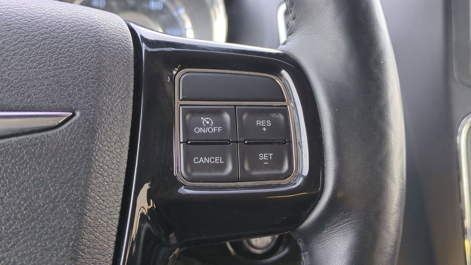 Used 2014 Chrysler Town & Country Touring-L image 29