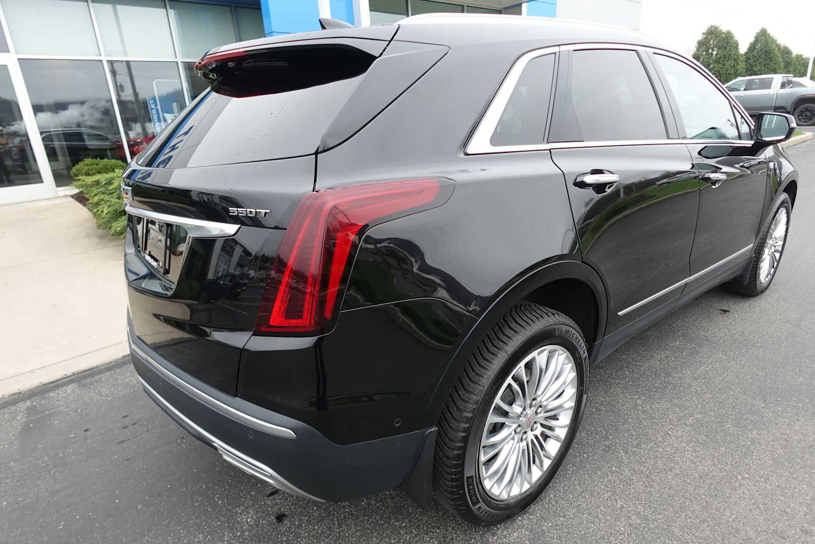 Used 2022 Cadillac XT5 Premium Luxury w/ Technology Package AWD/4WD image 3