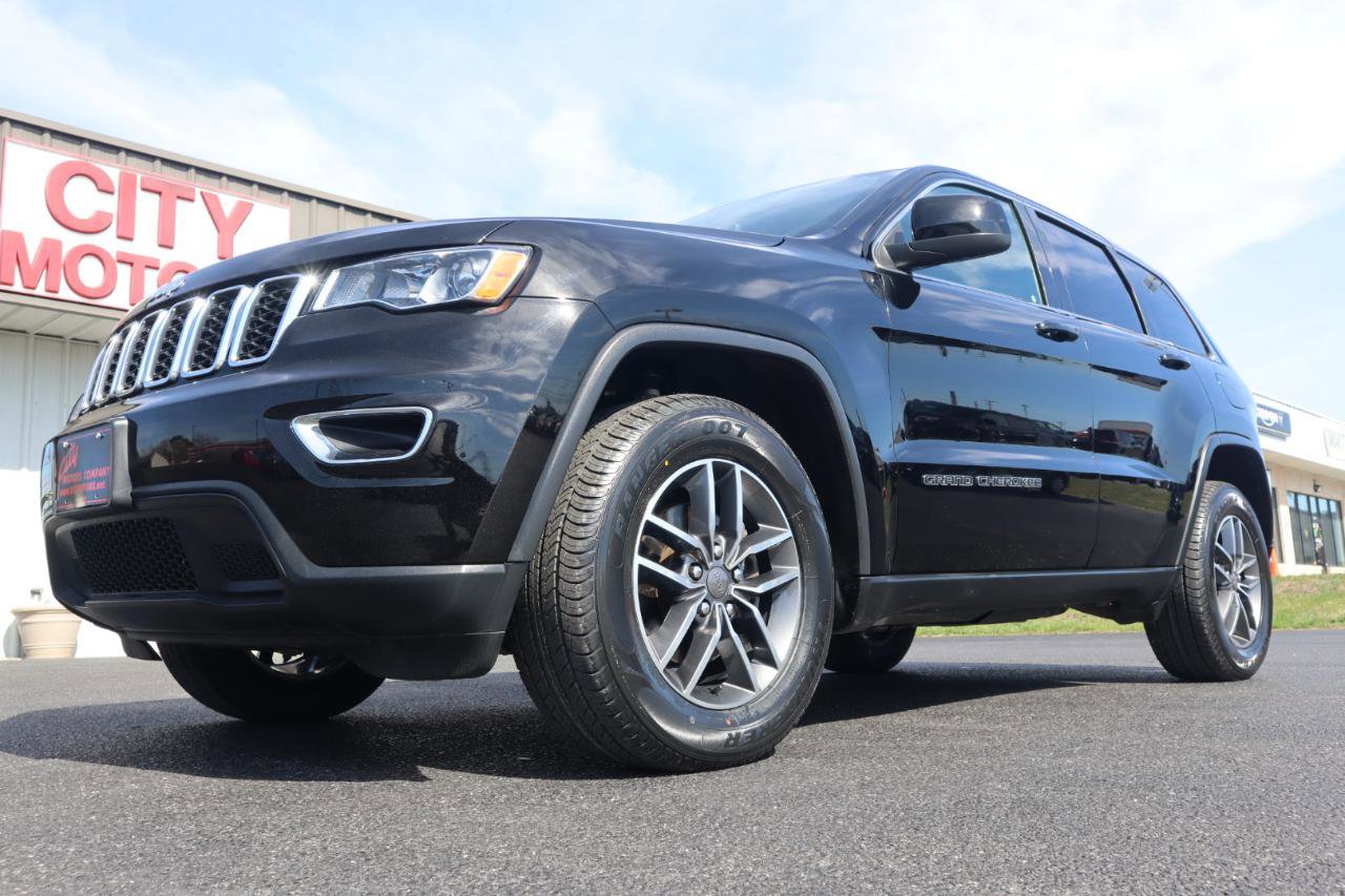Used 2019 Jeep Grand Cherokee Laredo w/ 18" Wheel & 8.4" Radio Group image 16