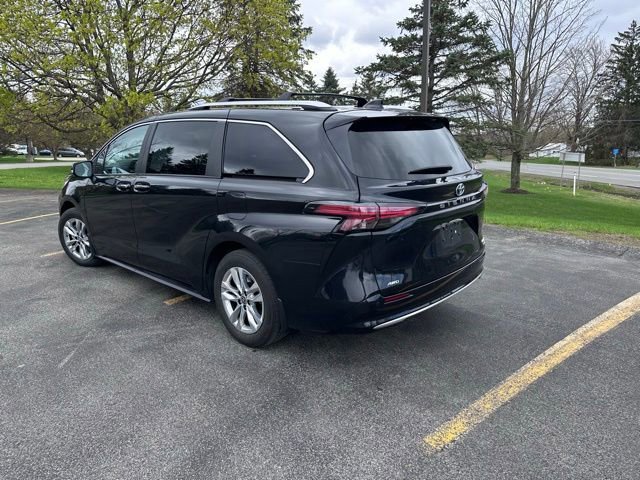 Used 2024 Toyota Sienna Limited image 5